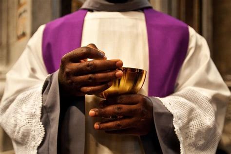 Un prêtre baise un paroissien de son église après la messe